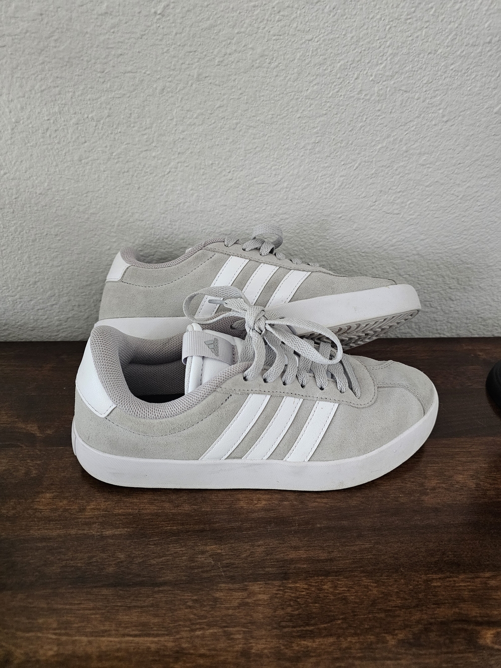 Adidas Youth Size 6 Casual Suede Sneakers Light Gray & White